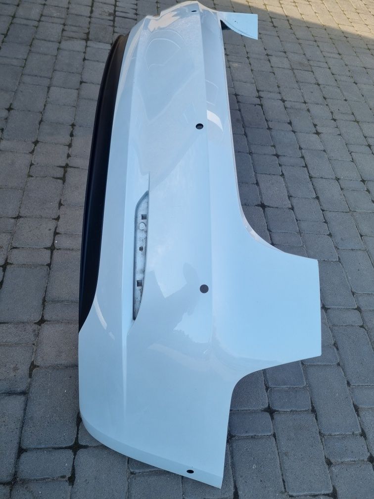 Задній бампер Tesla Model 3.