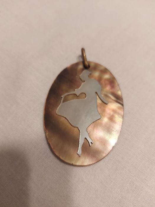 Medalhão / Pingente em Madrepérola Oval.