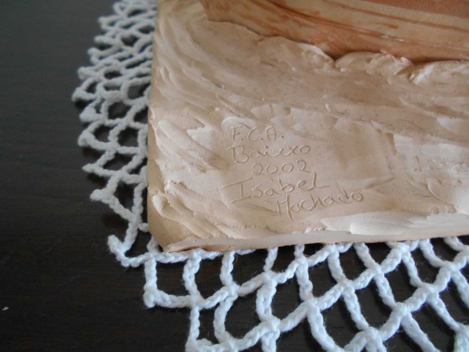 Espetacular peça de cerâmica artesanal "Pescadores", ano de 2002.