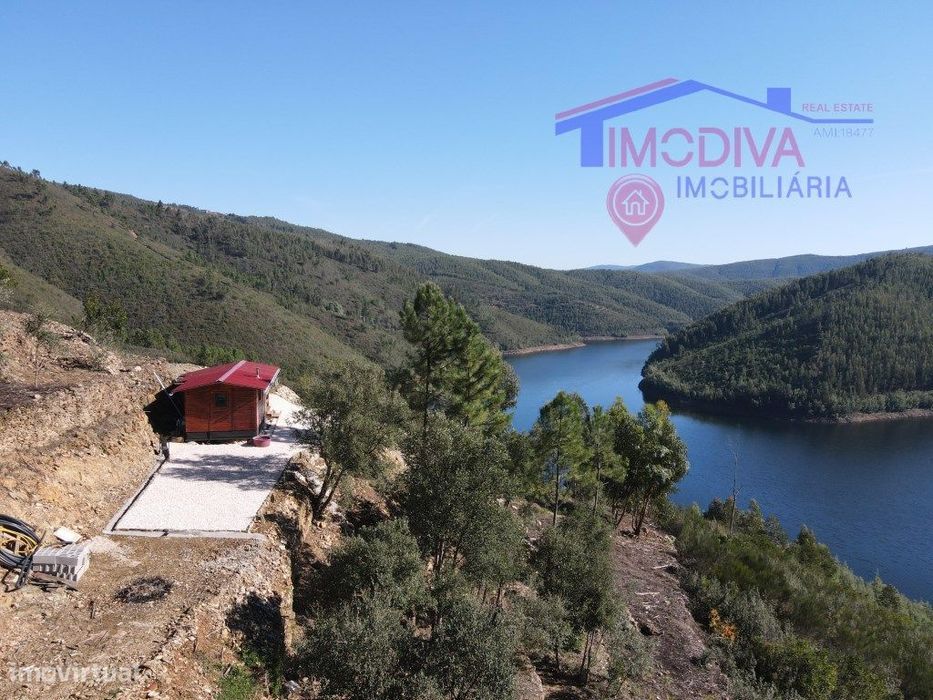 Terreno com vista para o rio e casa modular