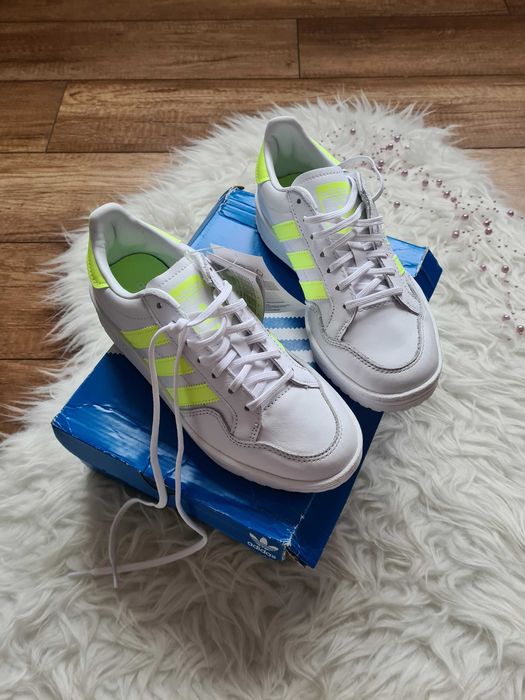 XA38 skórzane buty sportowe damskie adidas team court białe neon 36