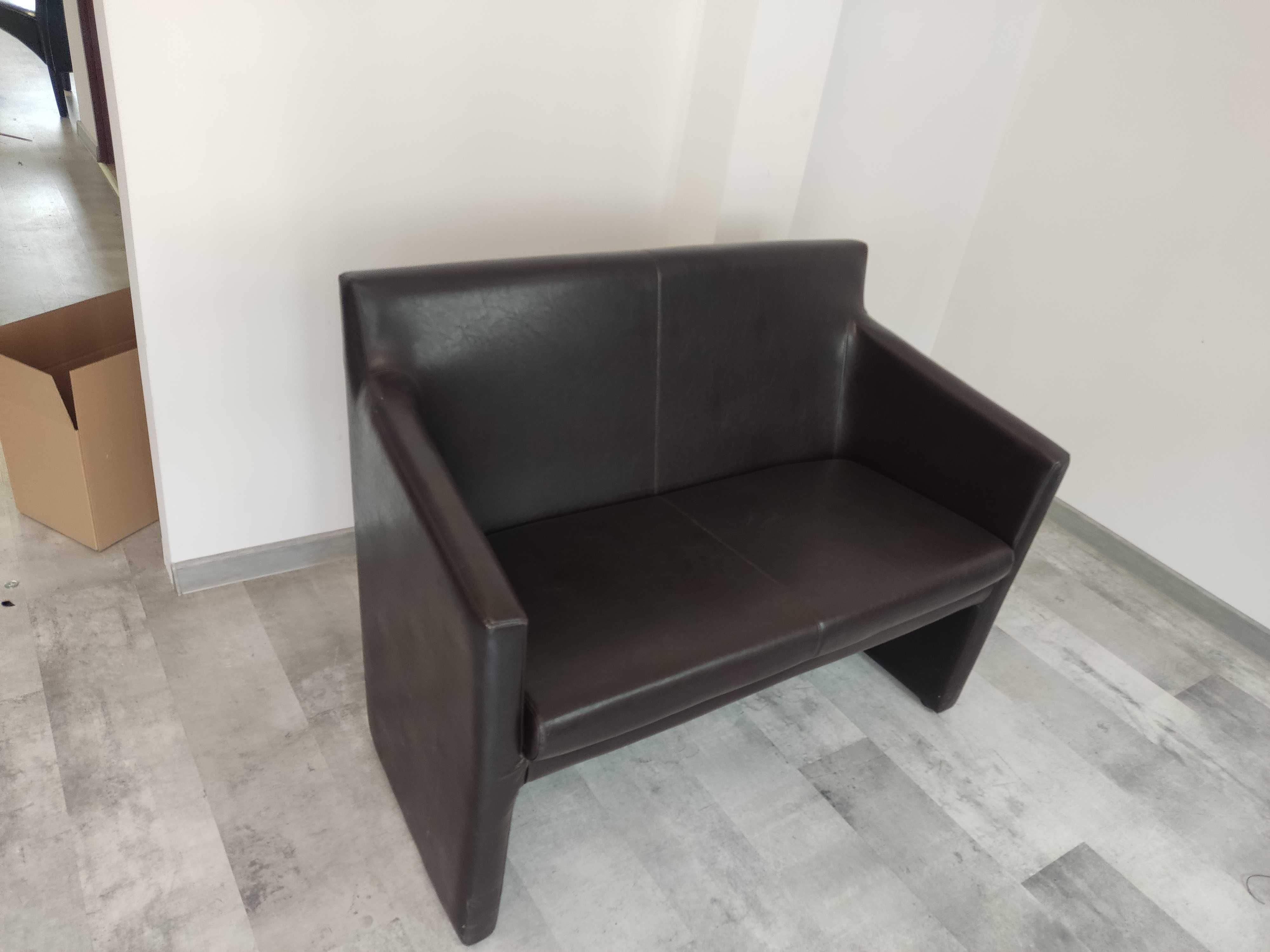 mala sofa dwuosobowa
