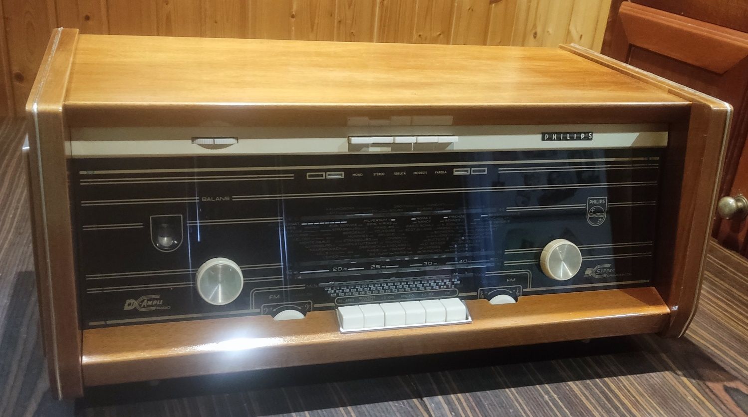 Radio antigo a válvulas