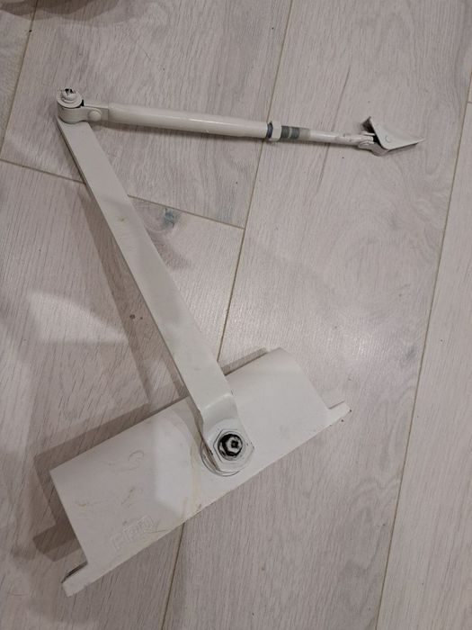 Дверний дотягувач, доводчик