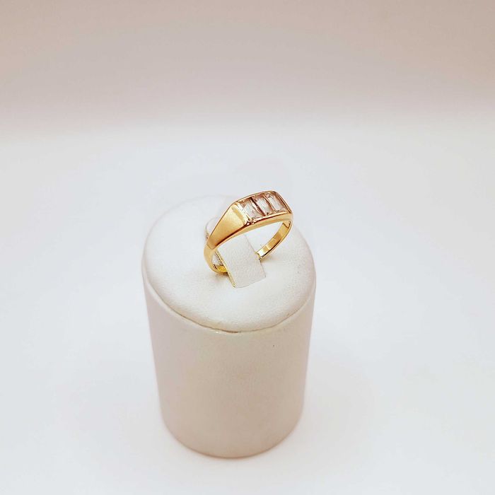 Złoty pierścionek - z prostokątnymi oczkami pr. 585, 3,11g. roz. 17