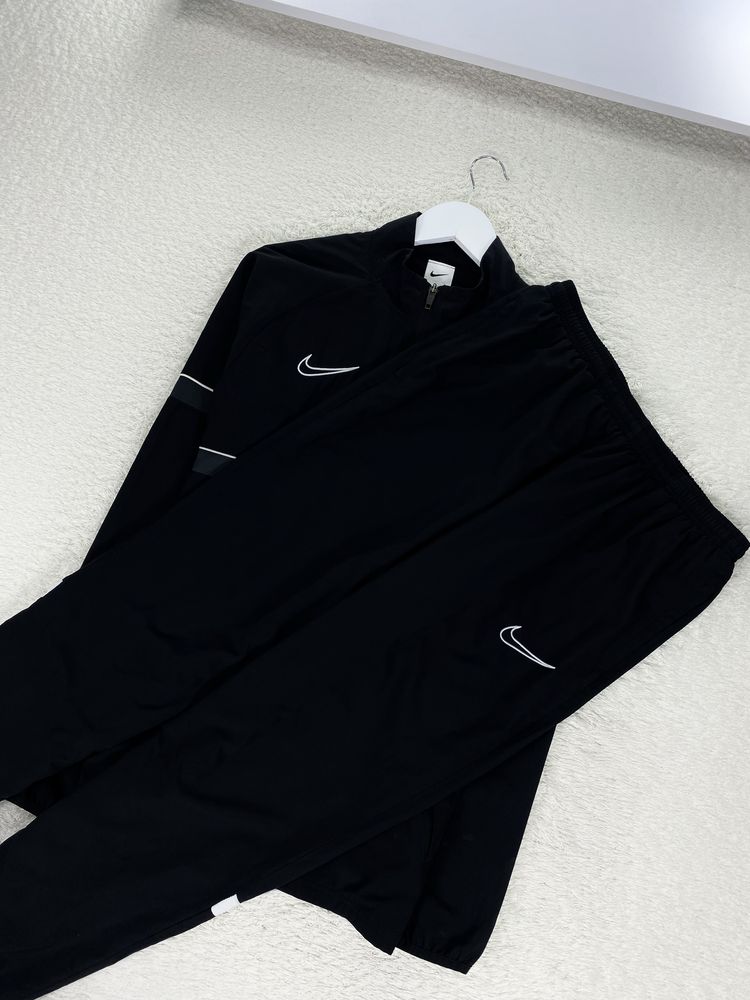 Нейлоновый спортивный костюм Nike Swoosh dri-fit nsw tech