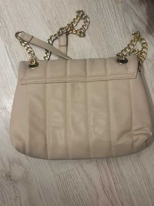 Torebka beżowa ze złotym łańcuszkiem Sinsay