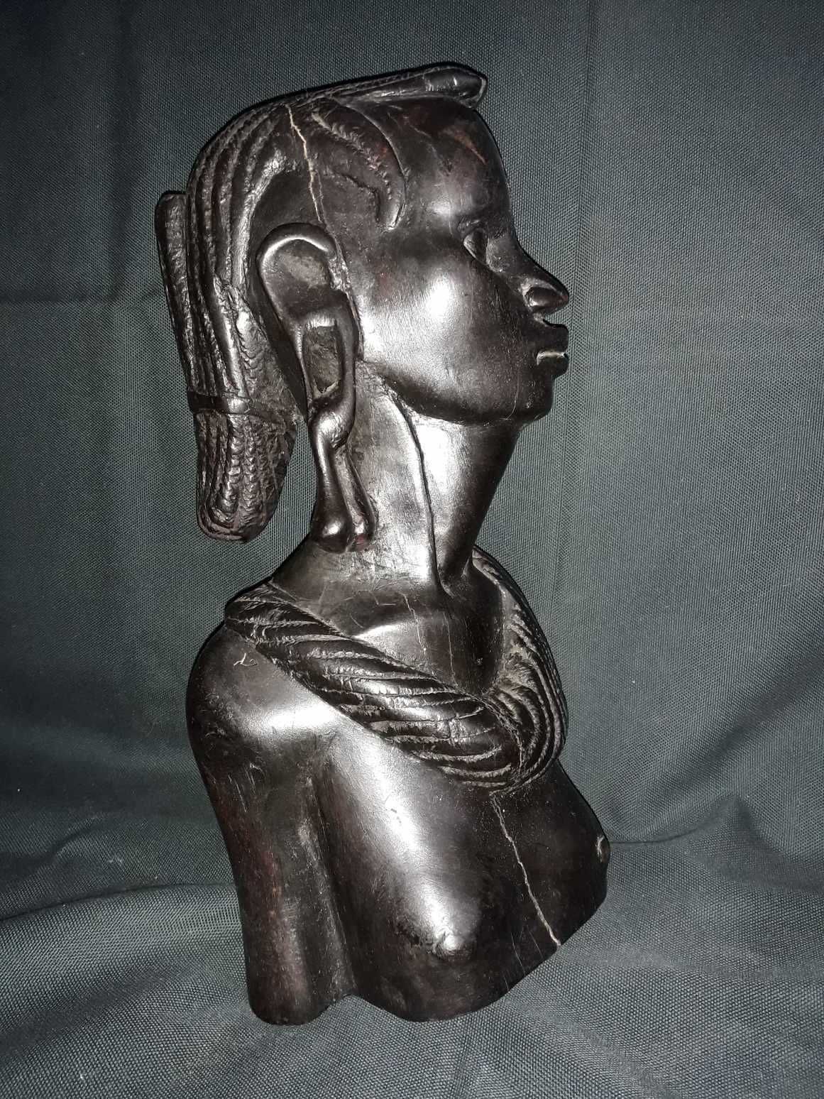 Busto feminino origem Angola