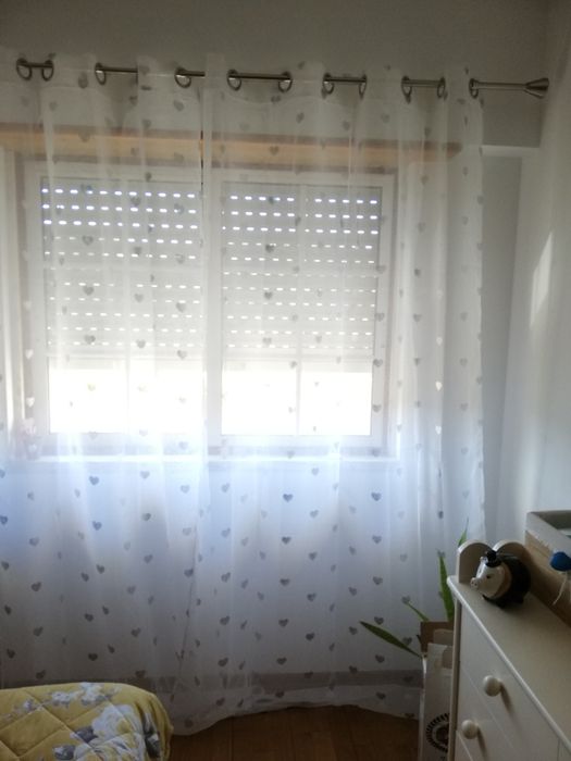 Cortinados brancos com corações cinza