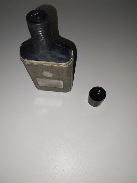Frasco antigo de bebida em plástico e metal para levar para os picnics