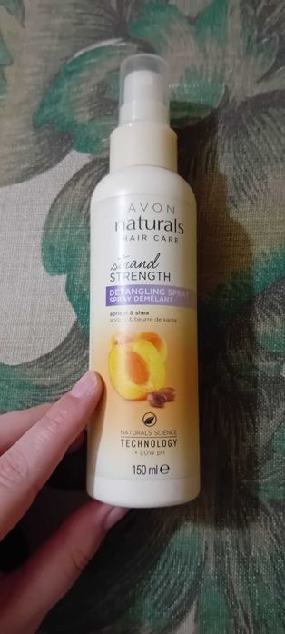 Nawilżający spray ułatwiający rozczesywanie Naturals z Avon!
