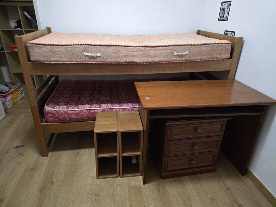 Quarto de criação, bliche ,uma secretaria uma mesa de cabeceira e cubo