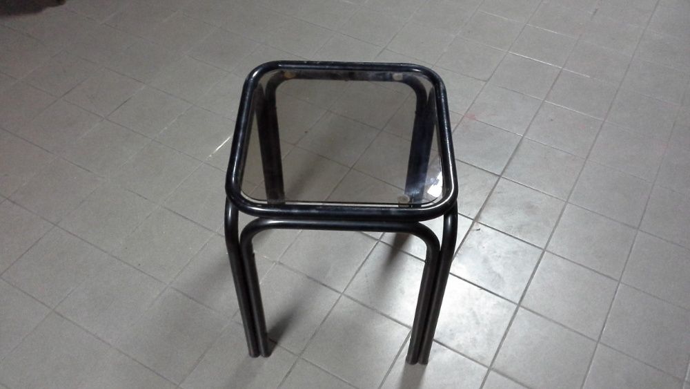 Mesas Tubo Lacado com vidro para Café ou Bar