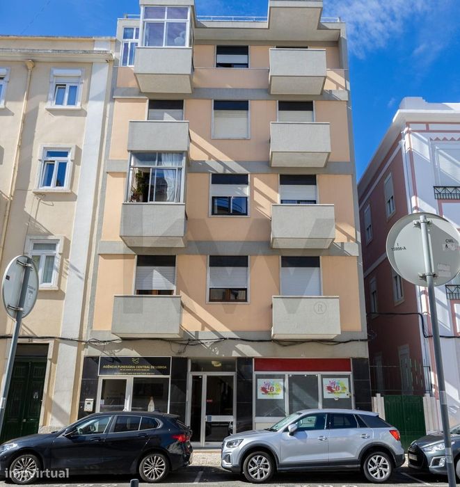 Campo de Ourique Loja com dois pisos e logradouro