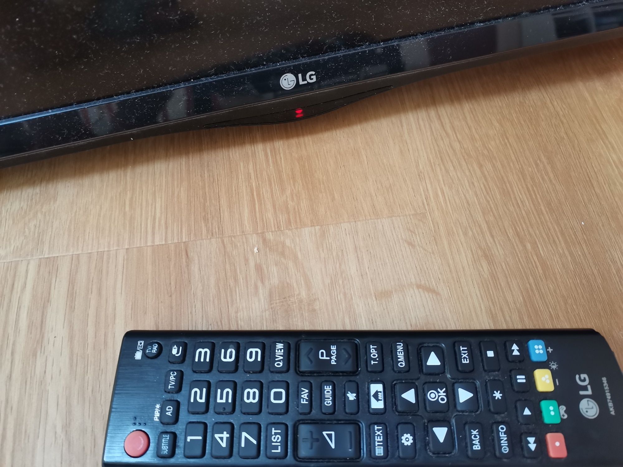 Tv LG com cpmando e suporte de parede