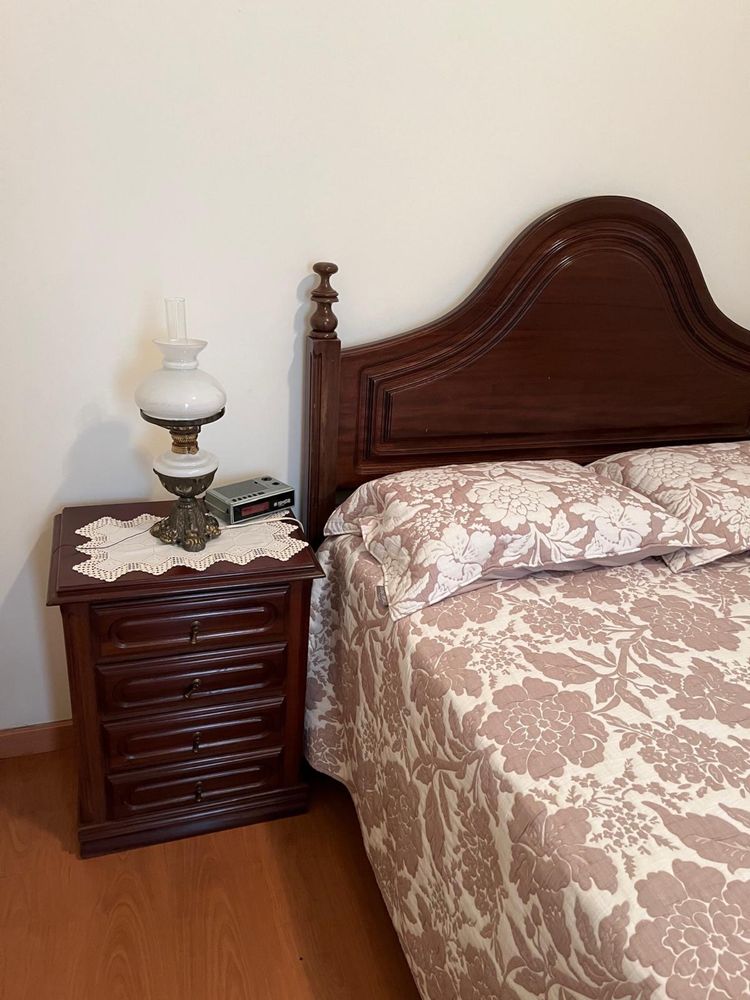 Cama de casal em mogno com colchao incluido e mesinhas de cabeceira