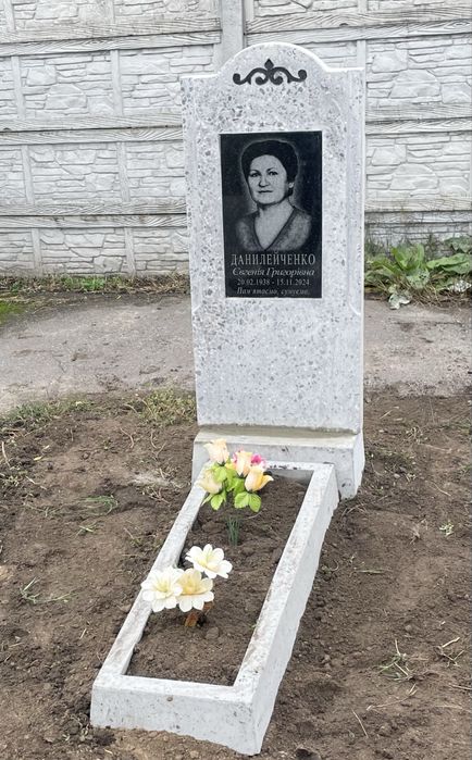 Пам'ятники з бетону. Виготовлення , встановлення. Низька вартість.