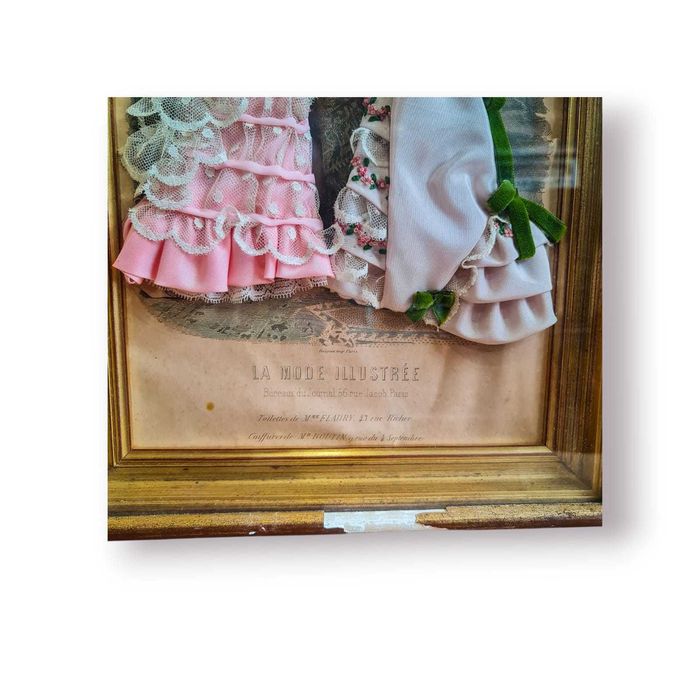 Quadro La Mode Illustrée – Paris, figuras em relevo com tecidos