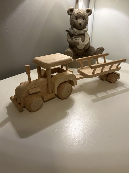 Drewniany traktor z przyczepa