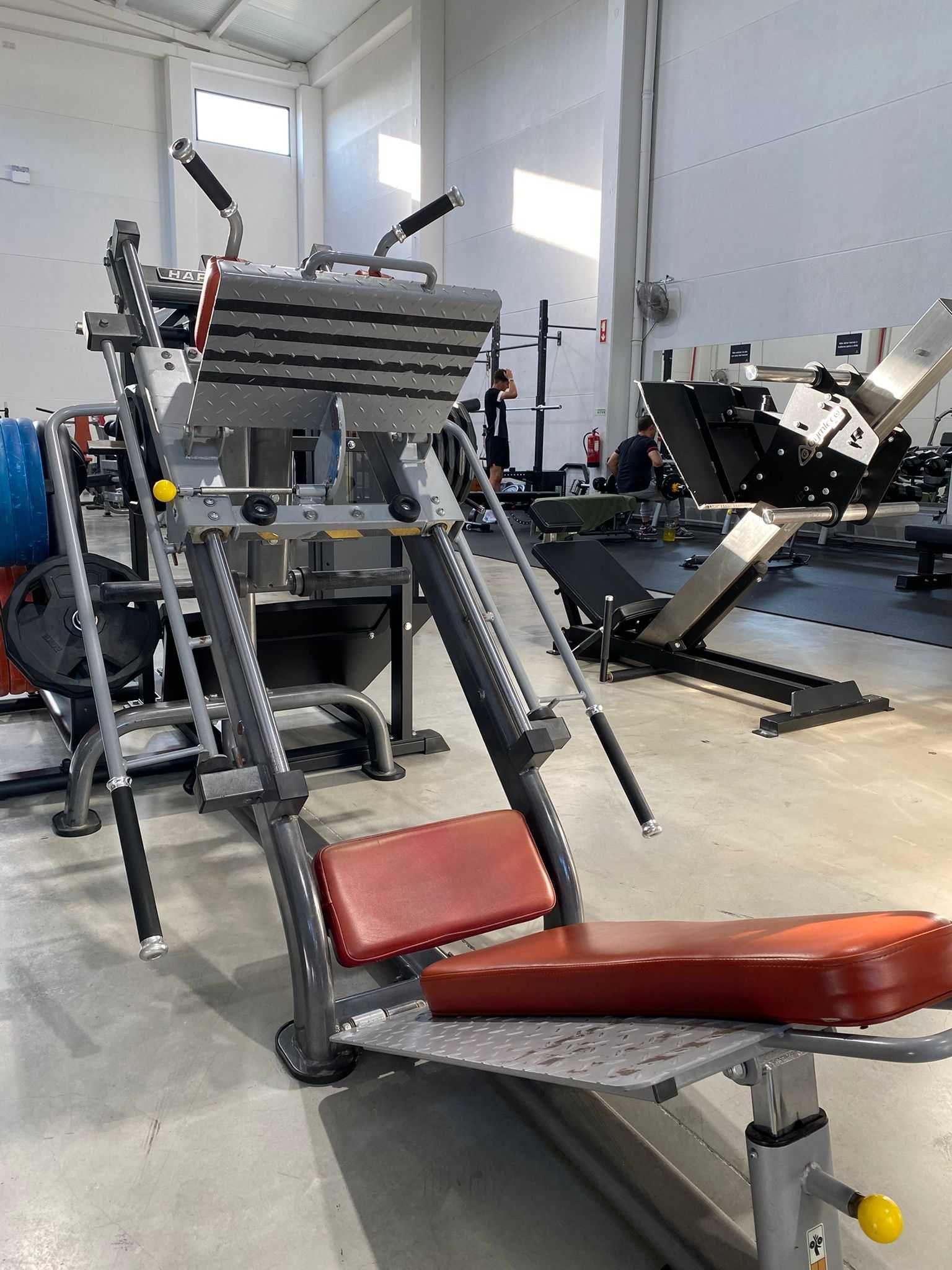 Máquina Dual de Pernas Bodytone (Hack Squat + Prensa 45°)