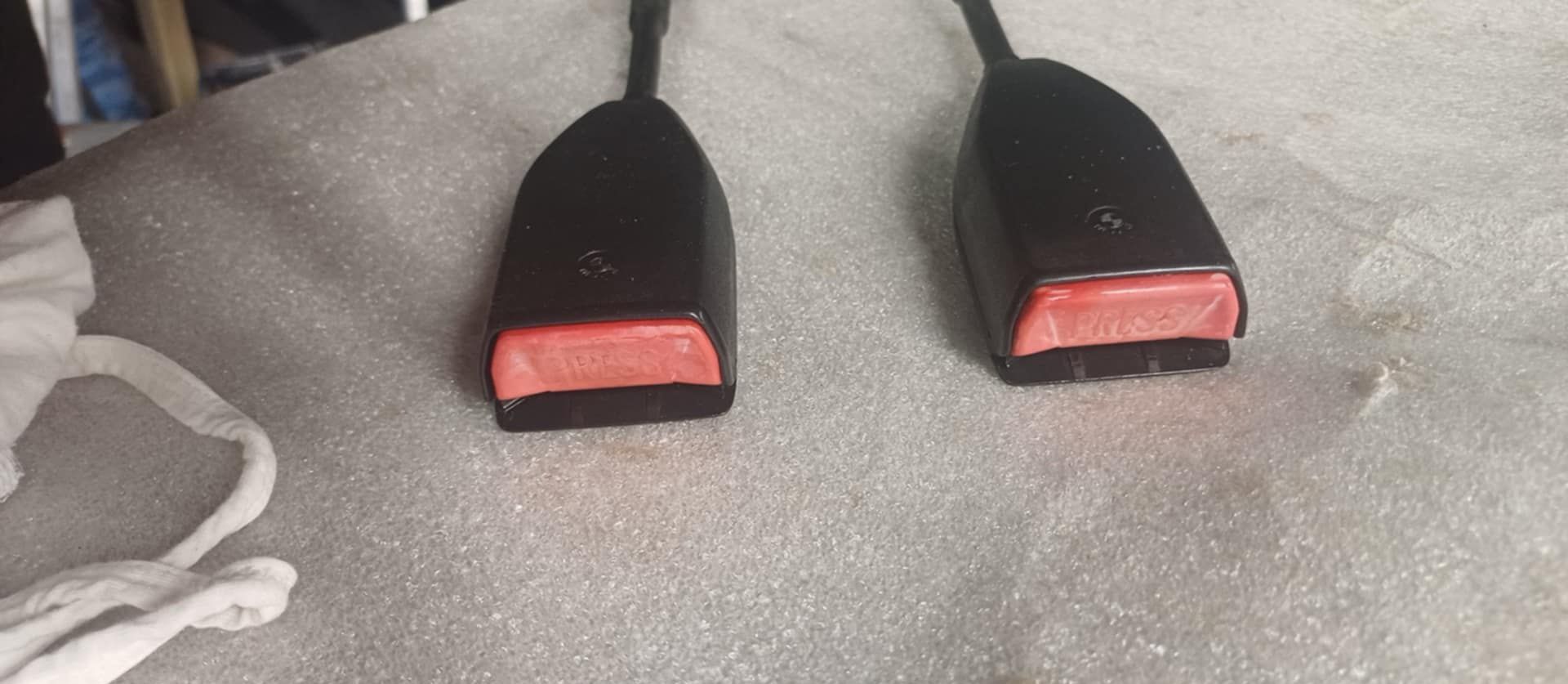BMW E30 zapinki pasów przednich szeroka lampa