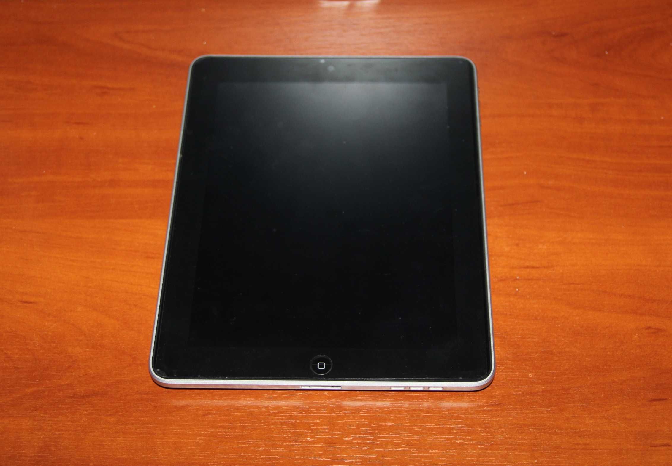 Планшет 16Gb Apple iPad 1 Wi-Fi - Model A1219 + Чохол