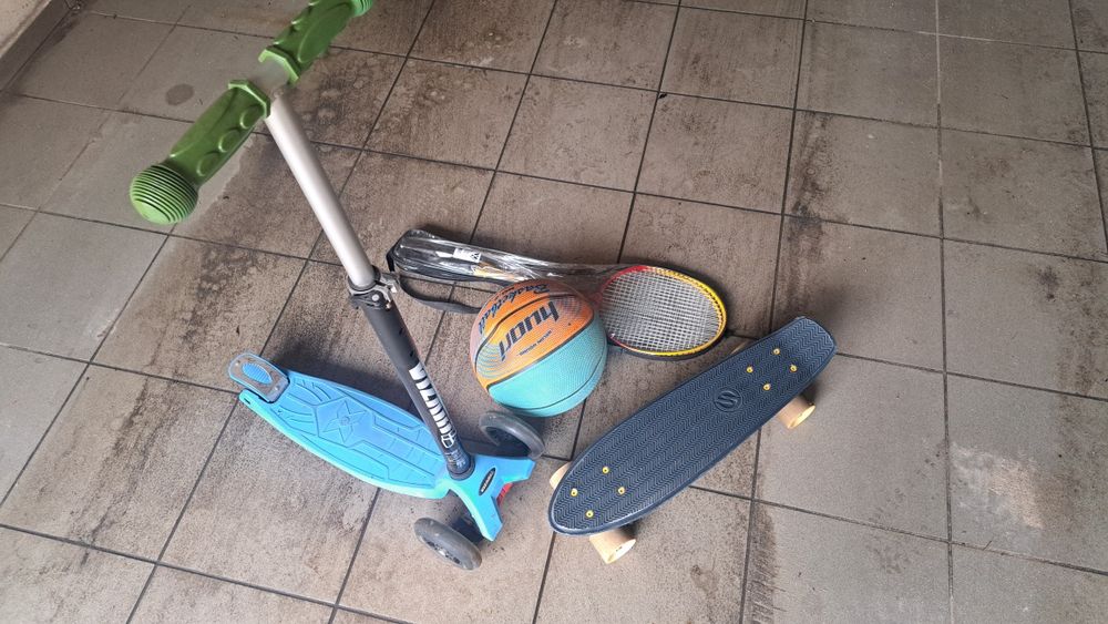 Hulajnoga deskorolka rakietki do badminton piłka do koszykówki