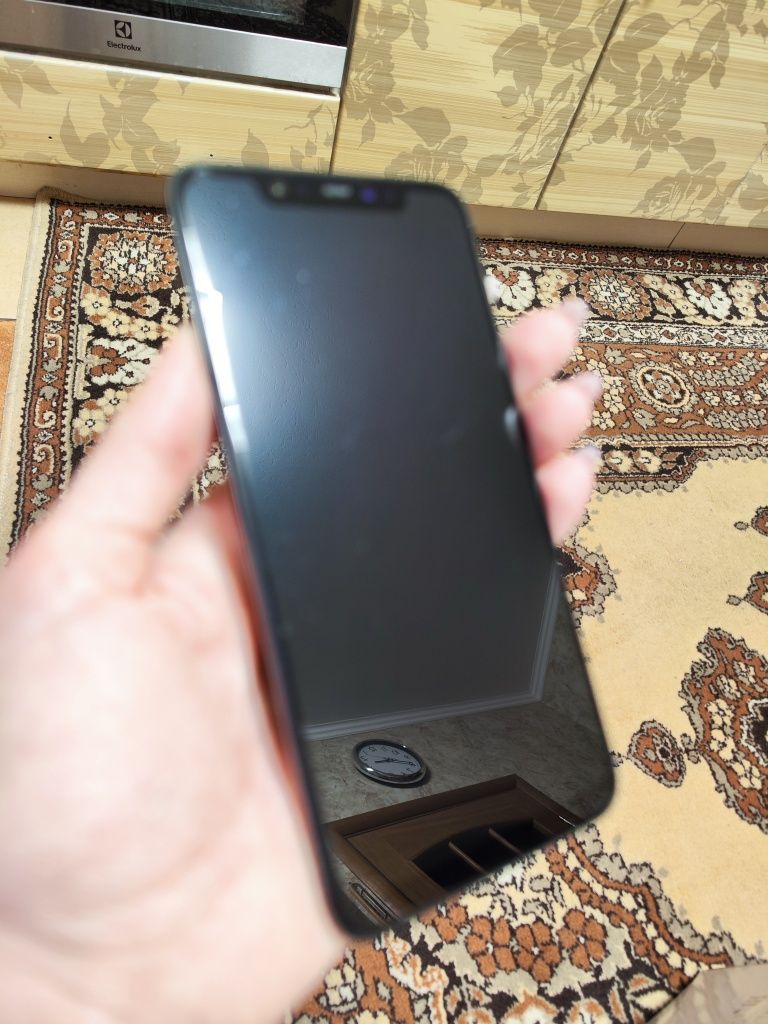 Продам телефон Xiaomi Mi 8 64 ГБ.