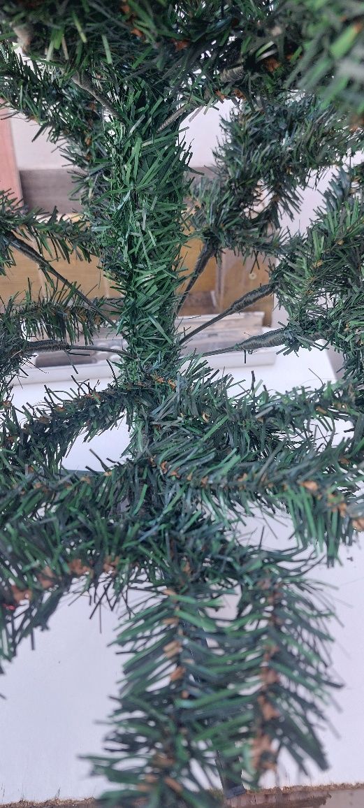 Árvore de Natal com 170 e 150 cm