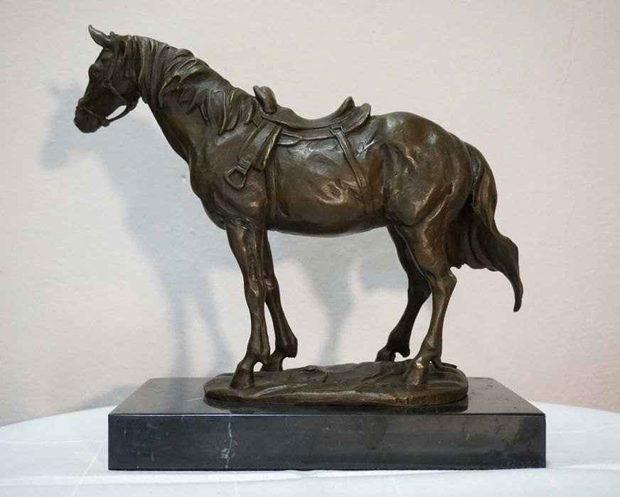 FIGURA z brązu koń z siodłem