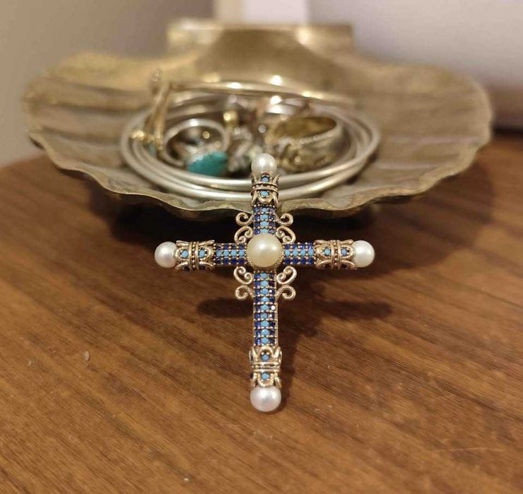 Cruz em prata com Rodonitas azuis e turquesas.