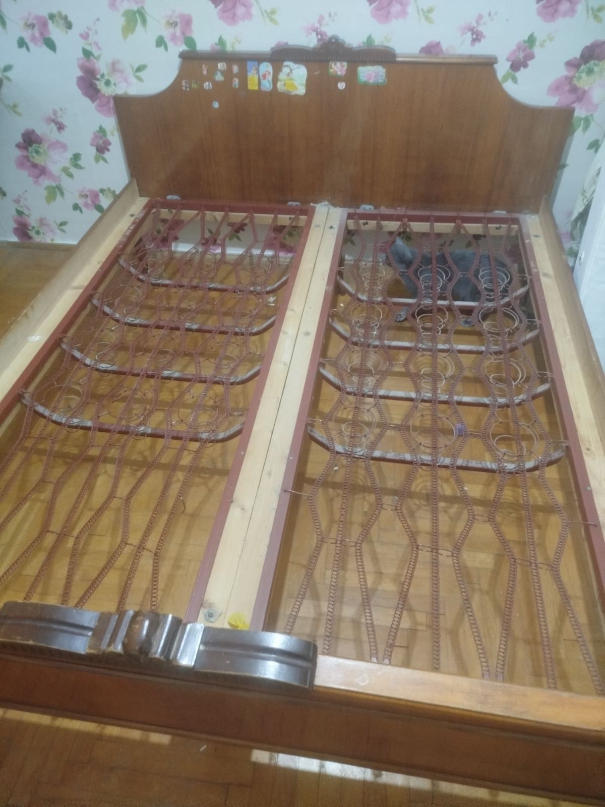 Продається дерев'яне ліжко з матрацом.
