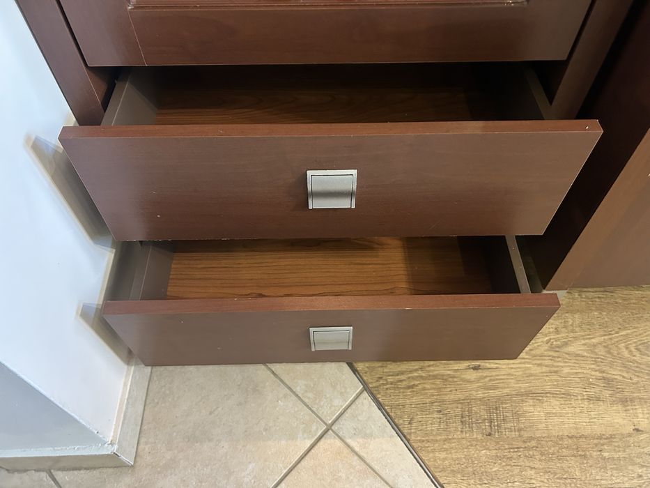 Witryna szklane półki i komoda ciemny orzech