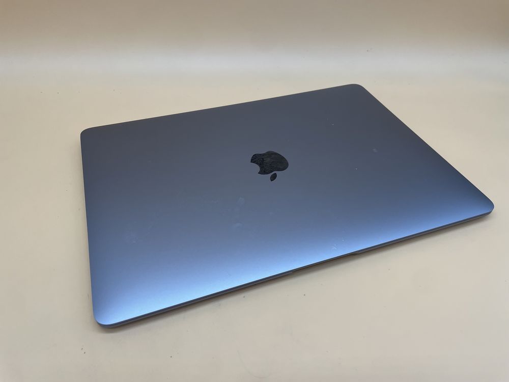 Macbook air 2020 стан на фото