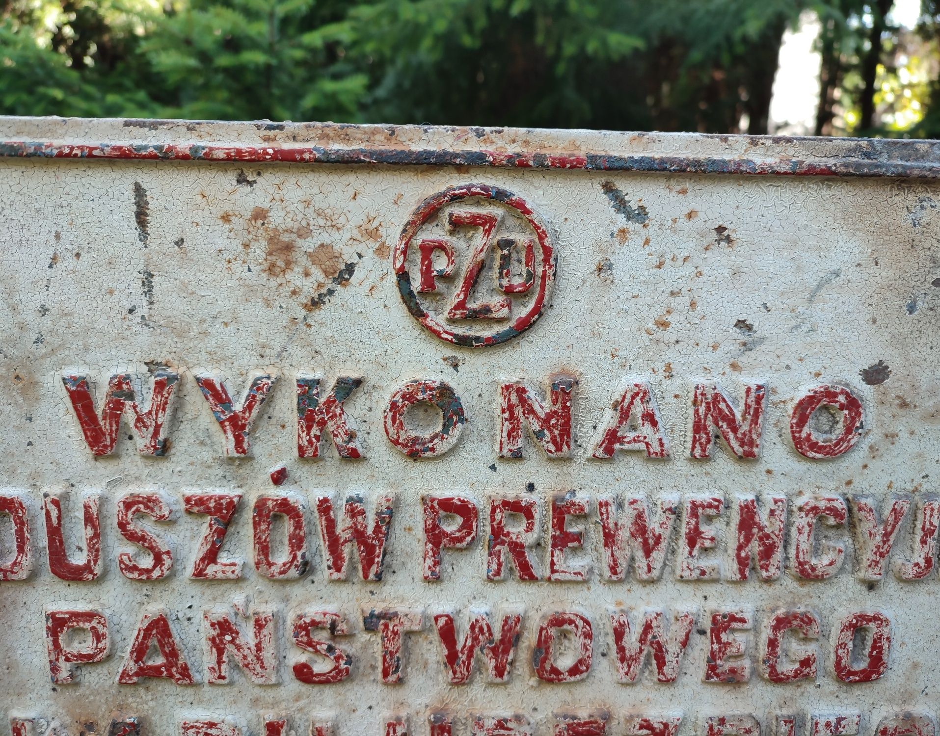 Zabytkowa tablica żeliwna PZU z okresu PRL