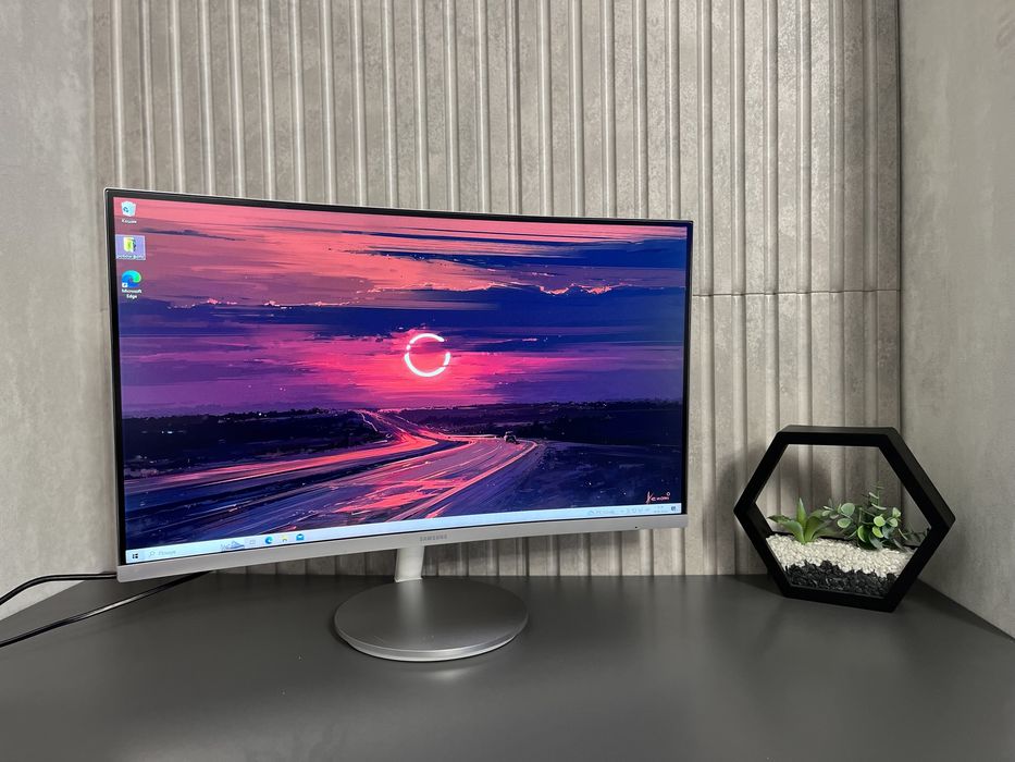 Вигнутий білий монітор Samsung 27 дюймів full hd