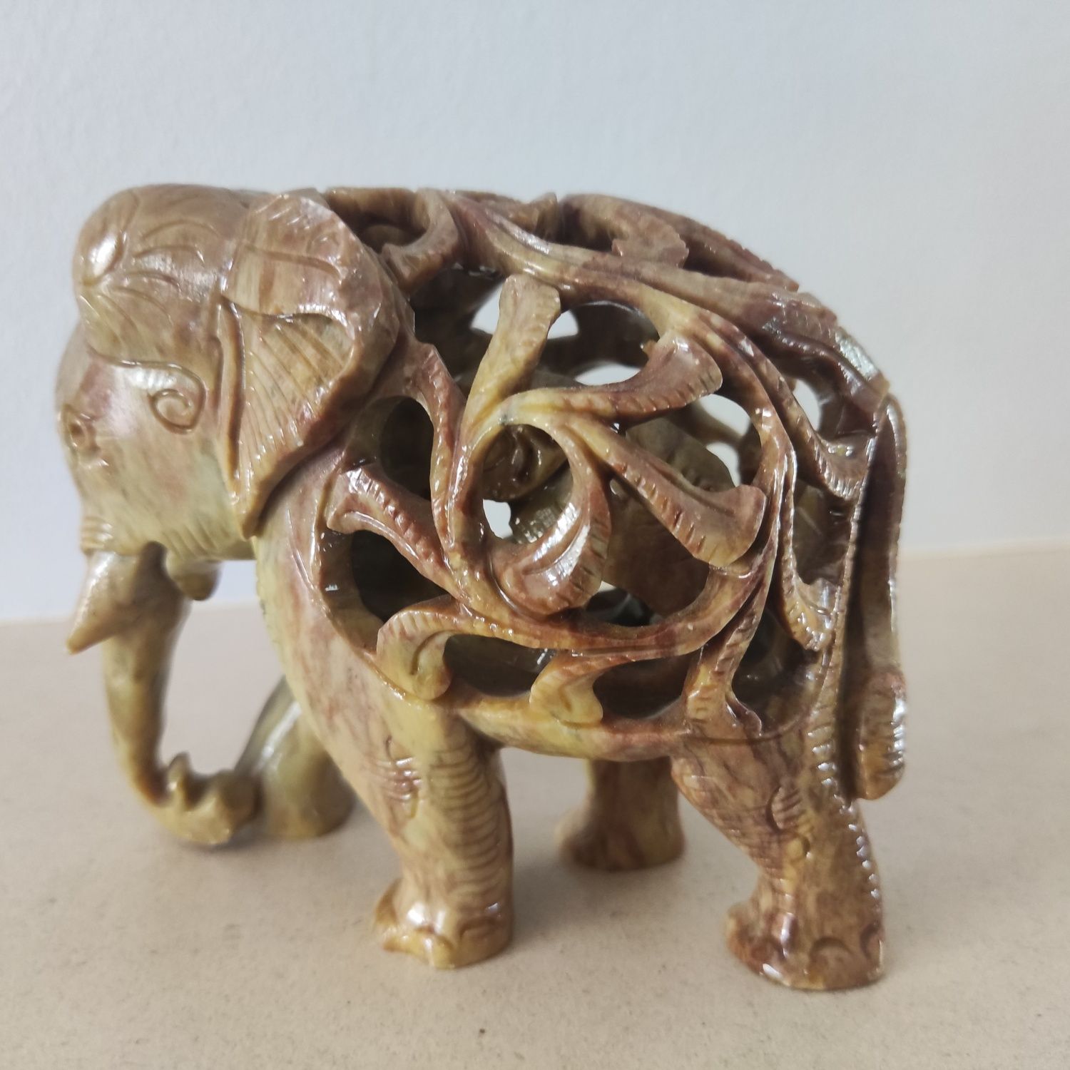 Pequena escultura de Elefante com bebe em pedra de sabão - antigo