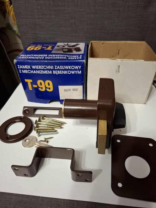 Zamek wierzchni zasuwkowy z mechanizmem bębenkowym