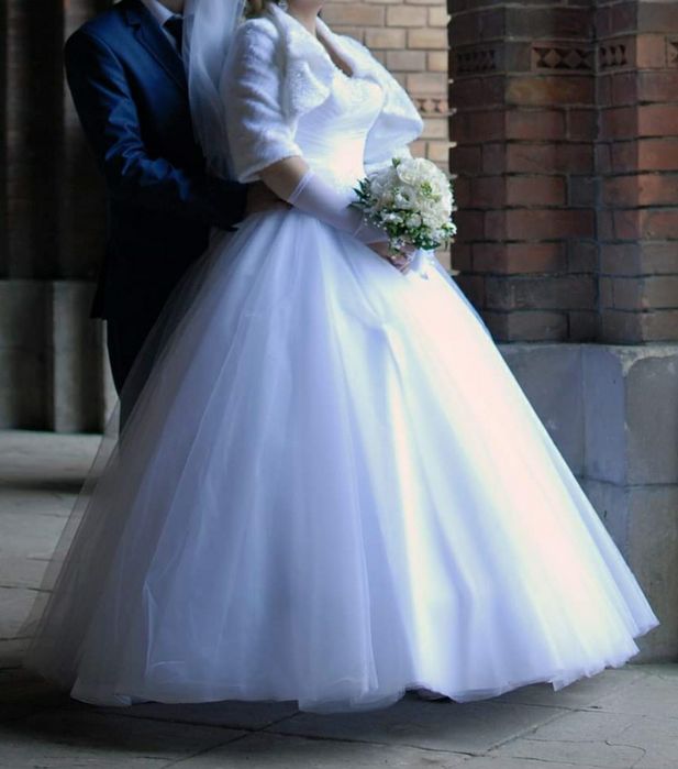 Весільна сукня (білого кольору)