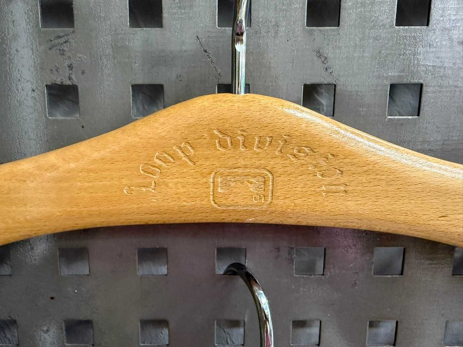 Wieszaki z drewna - idealne do sklepu.