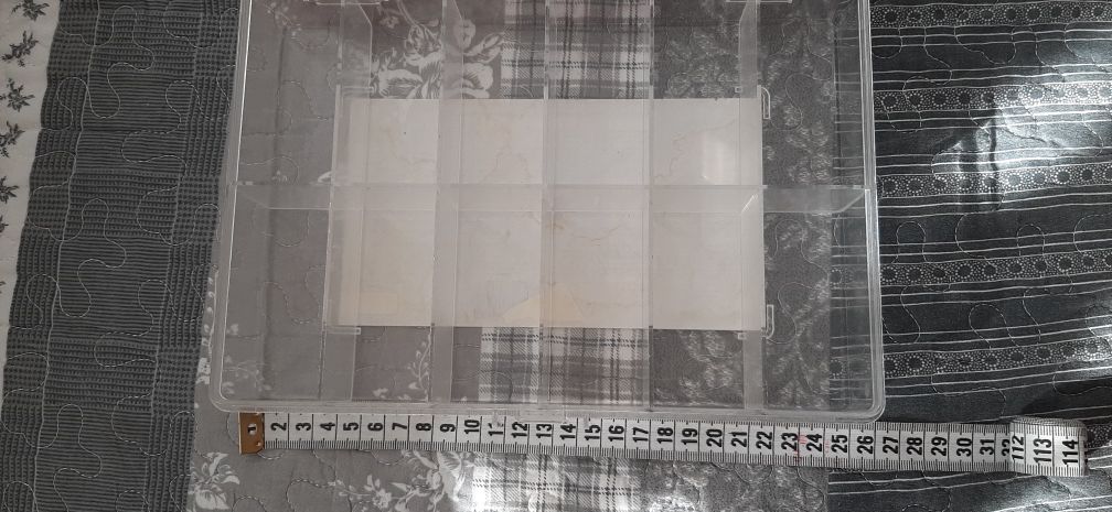 Plastikowy pojemnik z przegródkami