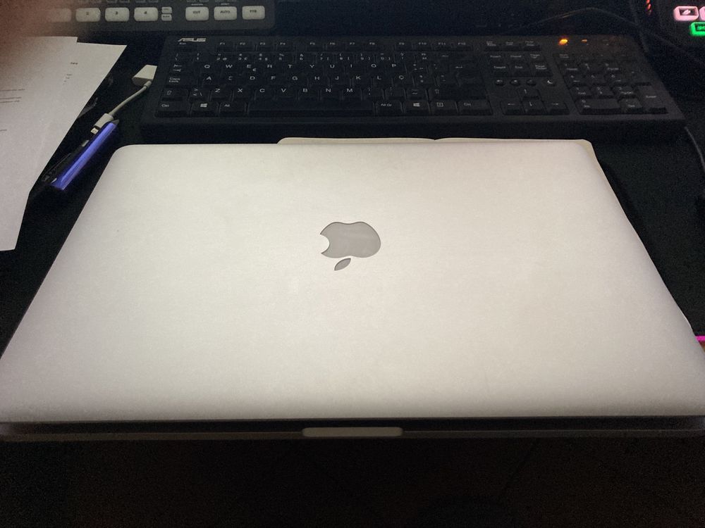 Macbook pro mid 2015 com 135 ciclos de nateria original