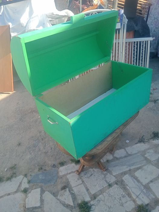 Baú feito artesanal em bom estado de.    Conservação