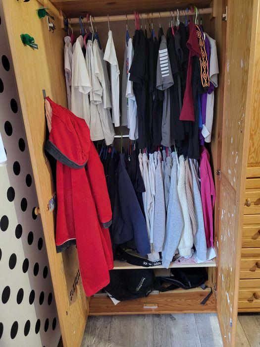 Sosnowa szafa potrójne drzwi plus szuflady