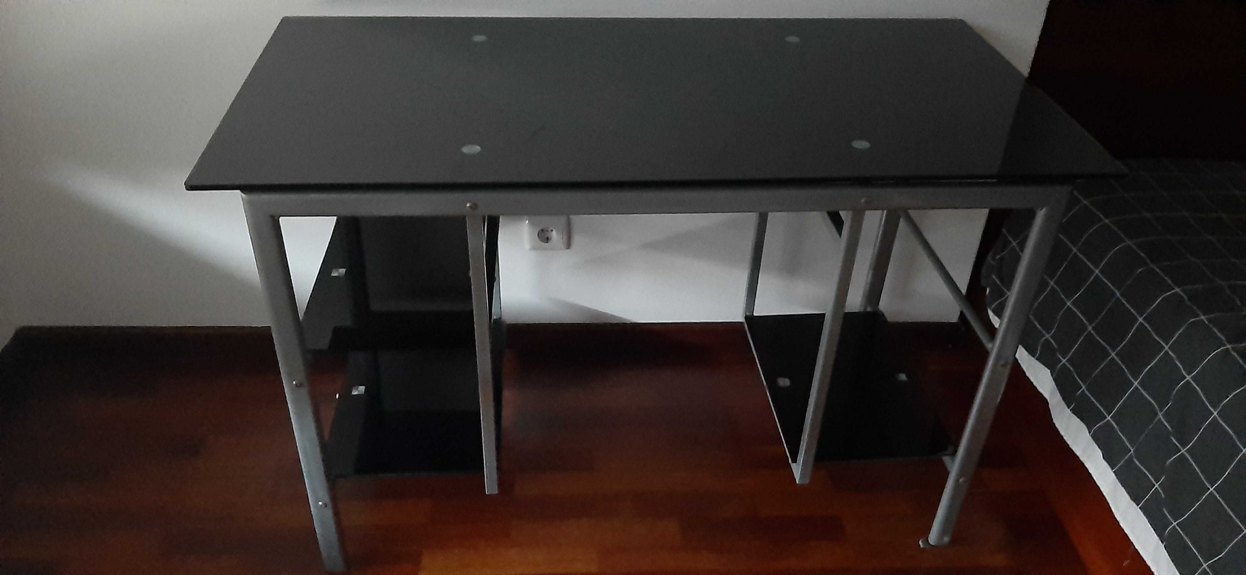 Mesa em vidro para computador ou estudos