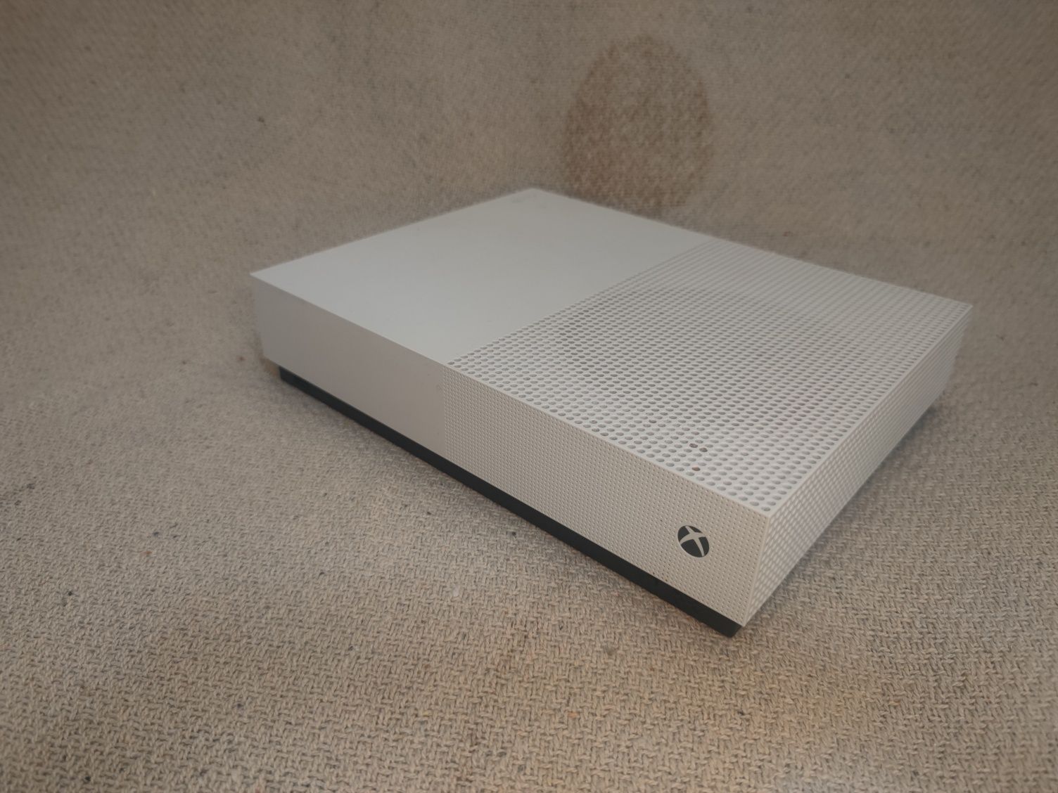 Xbox One S 1TB + dwa pady