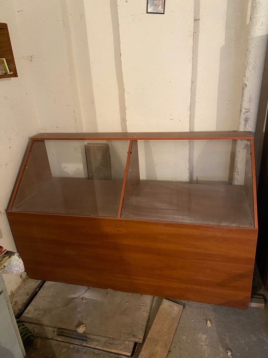 Витрина с стеклом и полками