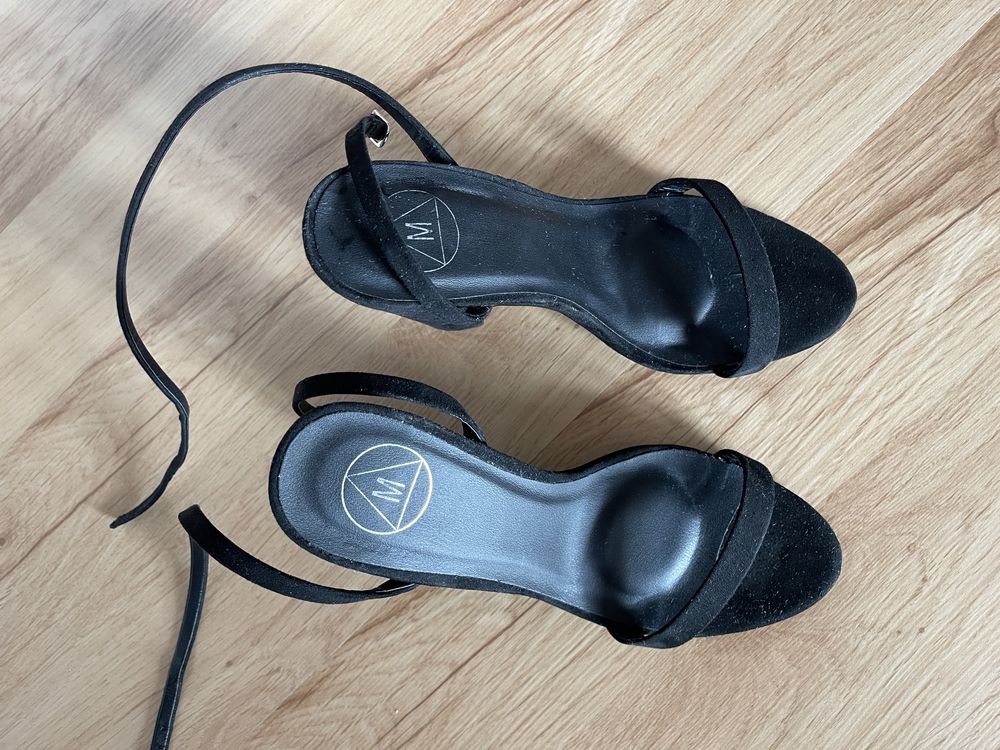 Buty na obcasie paski