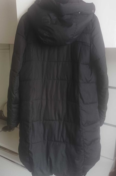 Czarny pikowany płaszcz damski Sinsay z czerwoną podszewką.L