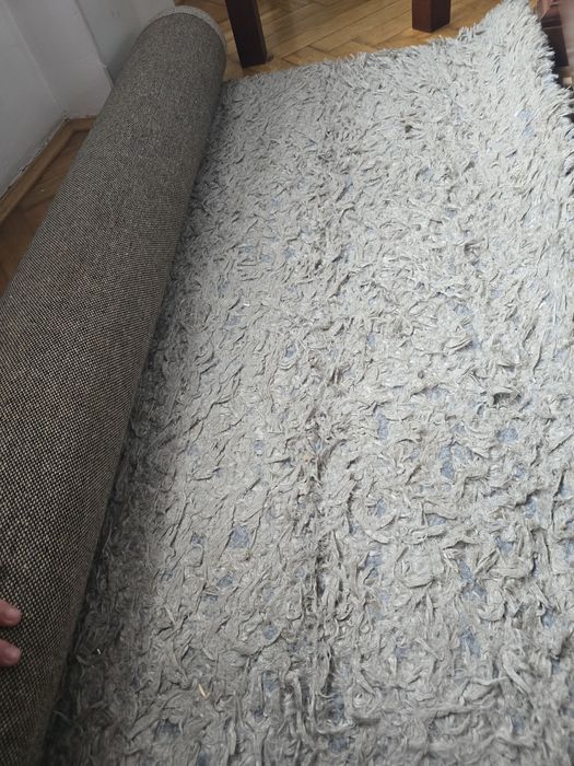 Włochaty szary dywan